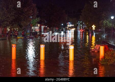 Bloomington, Stati Uniti. 19 giugno 2021. Kirkwood è coperto in acqua tra Grant e Dunn dopo un flash alluvione Venerdì notte, che ha lasciato una grande parte del centro allagato. Credit: SOPA Images Limited/Alamy Live News Foto Stock