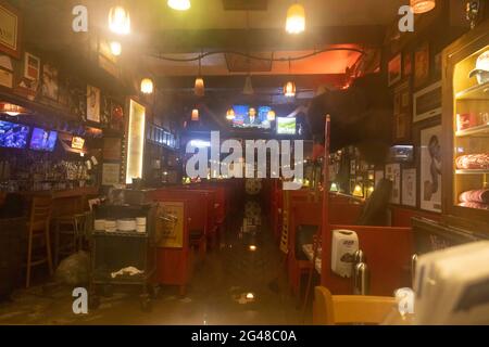 Bloomington, Stati Uniti. 19 giugno 2021. Il ristorante e bar Nick's English Hut è allagato dopo una pioggia intensa il venerdì sera, che ha lasciato un'ampia porzione del centro allagato. Credit: SOPA Images Limited/Alamy Live News Foto Stock