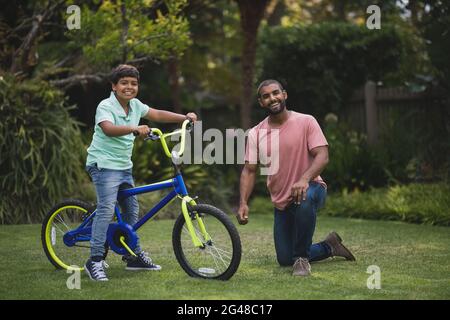 Ritratto di padre e figlio in bicicletta Foto Stock