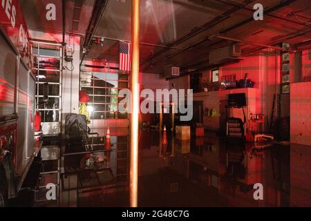 Bloomington, Stati Uniti. 19 giugno 2021. Il garage del Bloomington Fire Headquarters sulla 4th Street è allagato dopo la pioggia pesante il venerdì sera, che ha lasciato una grande parte del centro allagato. (Foto di Jeremy Hogan/SOPA Images/Sipa USA) Credit: Sipa USA/Alamy Live News Foto Stock