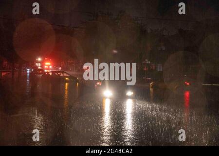 Bloomington, Stati Uniti. 19 giugno 2021. Le auto sono bloccate in acqua come Fourth Street è coperto in acqua tra Grant e Dunn dopo un flash alluvione Venerdì notte, che ha lasciato una grande parte del centro allagato. (Foto di Jeremy Hogan/SOPA Images/Sipa USA) Credit: Sipa USA/Alamy Live News Foto Stock