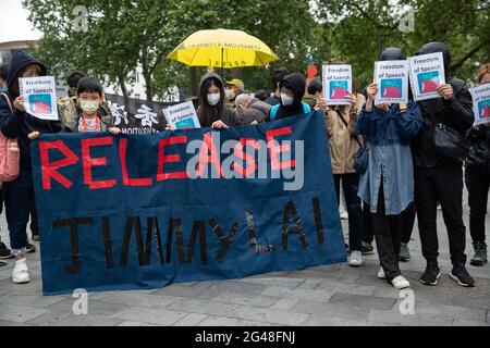 Londra, Regno Unito. 19 giugno 2021. I dimostranti che hanno una lettura di banner, Release Jimmy Lai, durante la dimostrazione. La polizia di sicurezza nazionale di Hong Kong ha arrestato il capo redattore e quattro dirigenti del giornale pro-democrazia il 17 giugno 2021 a Hong Kong, che ha fatto irruzione per la seconda volta nel più recente colpo al tabloid pronunciato. Una protesta a sostegno del quotidiano Apple Daily è stata condotta fuori dall'ambasciata cinese a Londra. (Foto di May James/SOPA Images/Sipa USA) Credit: Sipa USA/Alamy Live News Foto Stock