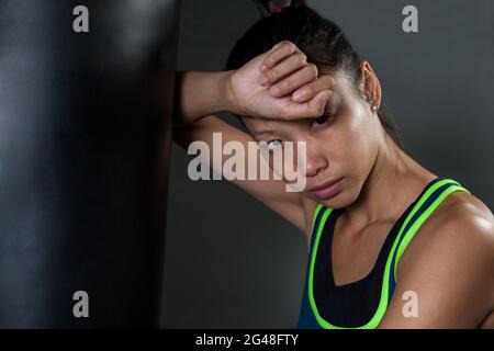Ritratto di uomo triste appoggiato sul sacchetto di punzonatura Foto Stock