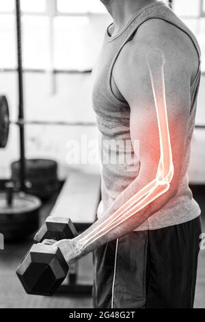 Evidenziate il braccio di un uomo forte sollevamento pesi in palestra Foto Stock