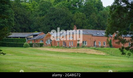 Grande casa di campagna inglese in mattoni rossi con finestre architettoniche sorprendenti Foto Stock