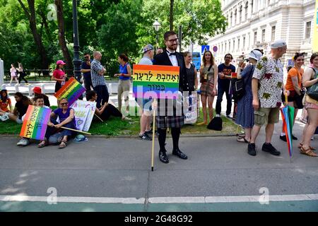 Vienna, Austria. 19 giugno 2021. Per la venticinquesima volta si terrà la sfilata dell'arcobaleno (Vienna Pride) sulla Ringstrasse di Vienna. Quest'anno, la sfilata si svolgerà senza veicoli, cioè a piedi, con una sedia a rotelle o una bicicletta, e sta quindi tornando alle sue radici. Foto Stock