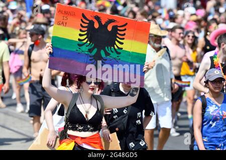 Vienna, Austria. 19 giugno 2021. Per la venticinquesima volta si terrà la sfilata dell'arcobaleno (Vienna Pride) sulla Ringstrasse di Vienna. Quest'anno, la sfilata si svolgerà senza veicoli, cioè a piedi, con una sedia a rotelle o una bicicletta, e sta quindi tornando alle sue radici. Foto Stock