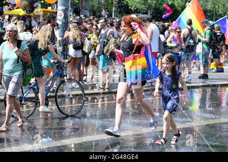 Vienna, Austria. 19 giugno 2021. Per la venticinquesima volta si terrà la sfilata dell'arcobaleno (Vienna Pride) sulla Ringstrasse di Vienna. Quest'anno, la sfilata si svolgerà senza veicoli, cioè a piedi, con una sedia a rotelle o una bicicletta, e sta quindi tornando alle sue radici. Foto Stock