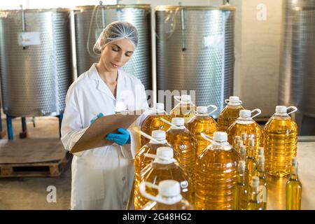 Lavoratore femminile che mantiene la registrazione in blocco note Foto Stock