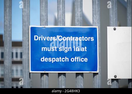 I conducenti e gli appaltatori si iscrivano al cartello dell'ufficio di spedizione Foto Stock