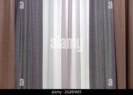 Tende a tre strati in tessuto marrone, tulle bianco e tessuto in oca. Foto Stock