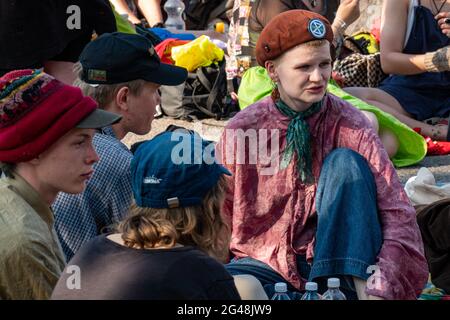 Persone a Elokapina o Extinction Rebellion Finlandia Mannerheimintie strada blocco accampamento a Helsinki, Finlandia Foto Stock