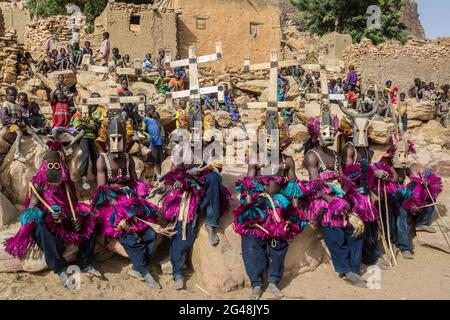 Ballerini Dogon che eseguono il rituale dama indossando maschere Kanaga, Mali Foto Stock