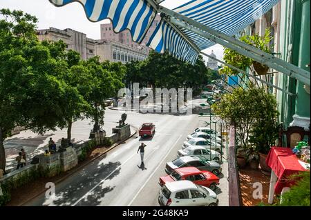 Vista dal balcone sul Prado, l'Avana, Cuba. Foto Stock