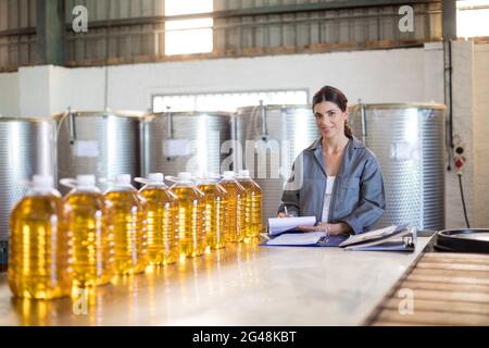 Ritratto di operaio femminile che mantiene la registrazione in blocco note Foto Stock