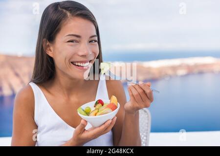 Alimentazione sana donna mangiare frutta perdita di peso dieta Foto Stock