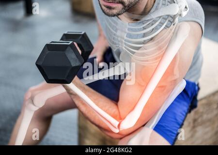 Evidenziate il braccio di un uomo forte sollevamento pesi in palestra Foto Stock