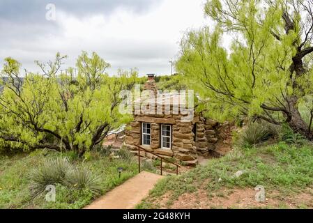 Cabina rustica Charles Goodnight in cima al bordo del Palo duro Canyon, Palo duro Canyon state Park, Texas. Foto Stock