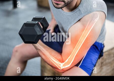 Evidenziate il braccio di un uomo forte sollevamento pesi in palestra Foto Stock