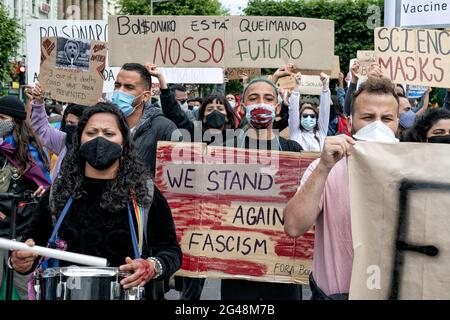 Un gruppo di giovani manifestanti brasiliani che tengono cartelli che esprimono la loro opinione, durante la manifestazione. Un certo numero di manifestanti, per la maggior parte della diaspora brasiliana a Dublino, si sono riuniti di fronte al GPO (Ufficio postale Generale) in via o'Connell manifestando contro il presidente brasiliano, Jair Bolsonaro e la sua gestione della pandemia del Covid 19 chiedendo l'impeachment di Bolsonaro e per la fornitura di vaccinazioni. Anche Gino Kelly, TD (membro del Parlamento irlandese) del Partito popolare prima del profitto ha tenuto un discorso che dimostra la solidarietà irlandese al movimento. Foto Stock