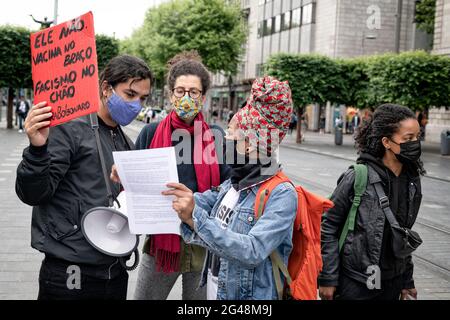 Un protestore brasiliano visto con un megafono mentre tiene un cartello che esprime la sua opinione, durante la dimostrazione. Un certo numero di manifestanti, per la maggior parte della diaspora brasiliana a Dublino, si sono riuniti di fronte al GPO (Ufficio postale Generale) in via o'Connell manifestando contro il presidente brasiliano, Jair Bolsonaro e la sua gestione della pandemia del Covid 19 chiedendo l'impeachment di Bolsonaro e per la fornitura di vaccinazioni. Anche Gino Kelly, TD (membro del Parlamento irlandese) del Partito popolare prima del profitto ha tenuto un discorso che dimostra la solidarietà irlandese al movimento. (Foto di Graham Martin/S. Foto Stock