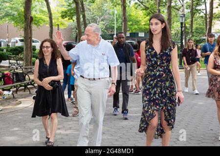 Chuck Schumer che parla alla prima festa nazionale di Juneteicesima al boschetto Juneticentesco del Cadman Plaza Park Foto Stock