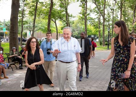 Chuck Schumer che parla alla prima festa nazionale di Juneteicesima al boschetto Juneticentesco del Cadman Plaza Park Foto Stock