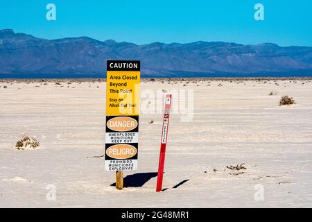 Il cartello di pericolo si trova accanto al marcatore Alkali Flat Trail in White Sands Foto Stock