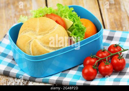 Pranzo in una sana struttura scolastica con panino con formaggio, lattuga e pomodoro più satsuma e pomodori ciliegini Foto Stock