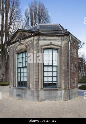 façade di un padiglione giardino. Solo la parte anteriore di questo padiglione giardino è originale. Fino al 1908 si trovava in un giardino lungo il fiume Spaarne nelle vicinanze di Haarlem. Le restanti nuove mura furono aggiunte e completate con tutti i tipi di rilievi in pietra quando il façade fu collocato nel giardino del Rijksmuseum. Foto Stock