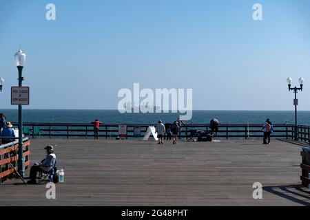 Seal Beach, California USA - 8 luglio 2020: Fine del molo di Seal Beach nella California meridionale con una petroliera in lontananza Foto Stock