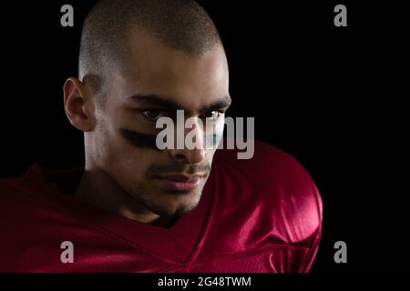 Determinato giocatore di calcio americano su sfondo nero Foto Stock