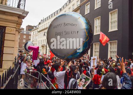 Londra, Regno Unito. 19 giugno 2021. Un pallone di compleanno visto fuori dall'ambasciata del Myanmar a Mayfair durante la dimostrazione anti-colpo di stato. I manifestanti del Myanmar hanno marciato attraverso il centro di Londra in opposizione al colpo di stato militare sul compleanno di Aung San Suu Kyi. Credit: SOPA Images Limited/Alamy Live News Foto Stock