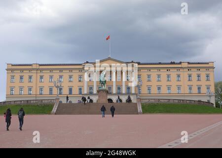 Facciata del Palazzo reale di Oslo, Norvegia, con la statua equestre di Re Karl Johan di fronte Foto Stock