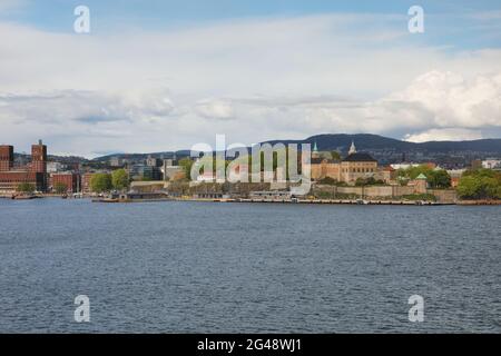 Paesaggio urbano di Oslo, Norvegia, visto da Oslofjord, con la fortezza di Akershus al centro e il municipio di Oslo sul lato sinistro Foto Stock
