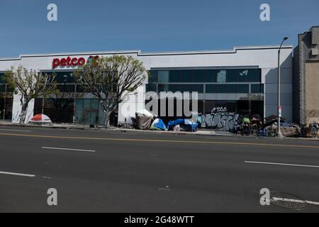 Los Angeles, CA USA - 16 marzo 2021: Accampamento senza tetto di fronte a un Petco Store a Los Angeles Foto Stock