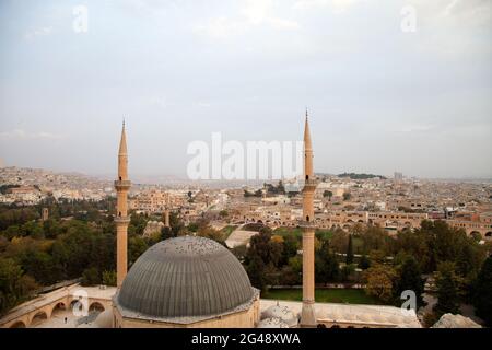 SanliurfaTurkey - 11152014: Lo skyline di Sanliurfa come vista dal castello Foto Stock