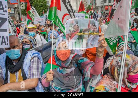 La manifestazione per la libertà del popolo saharawi, ha lasciato Plaza de España alle 12 del mattino per terminare alla Puerta del Sol, dove è stato compiuto un atto. Questa marcia è iniziata a Cádiz il 15 aprile e ha viaggiato attraverso diverse regioni della geografia spagnola. Il "March for Freedom" è nato dalla logica di un'azione diretta non violenta volta a rivendicare e a dare visibilità alla lotta del popolo saharawi e, in questo modo, a sensibilizzare i diversi gruppi politici e, soprattutto, i cittadini, sulla situazione di emergenza vissuta dalla popolazione saharawi, che h Foto Stock