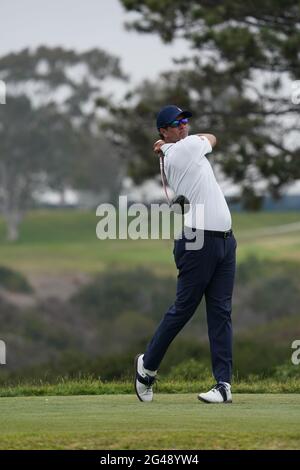 Adam Scott tee off sulla quinta buca durante la terza prova del campionato US Open 2021 di golf al campo Torrey Pines Golf Course a San Diego, California, USA il 19 giugno 2021. Credit: J.D. Cuban/AFLO/Alamy Live News Foto Stock