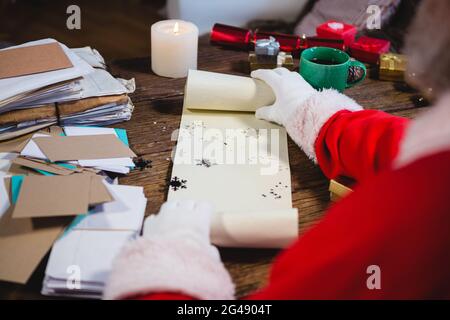 Rotolo di apertura Babbo Natale con fiocchi di neve Foto Stock