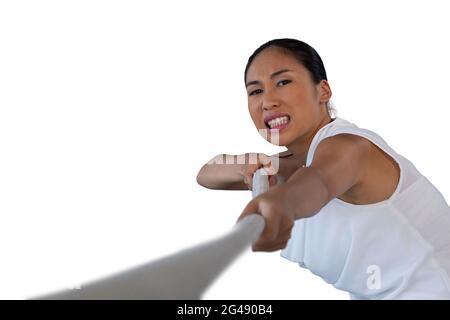 Primo piano ritratto della donna che si aggrava i denti mentre si tira la corda Foto Stock