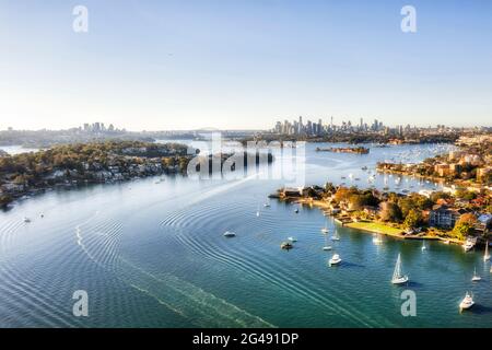 Le acque del fiume Parramatta intorno al sobborgo di Drummoyne a Sydney Inner West - vista aerea verso il CBD della città. Foto Stock