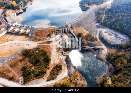 Canale di uscita e cancello di otturazione della diga di Jindabyne sul fiume Snowy in Australian Snowy Mountains - vista aerea. Foto Stock