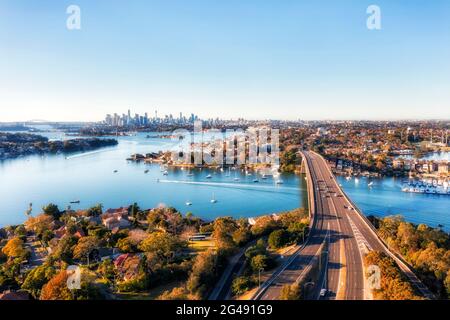 Ponte di Gladesville attraverso il fiume Parramatta a Sydney Inner West verso il CBD della città - vista aerea. Foto Stock