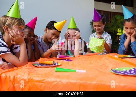 Bambini annoiati durante la festa di compleanno Foto Stock