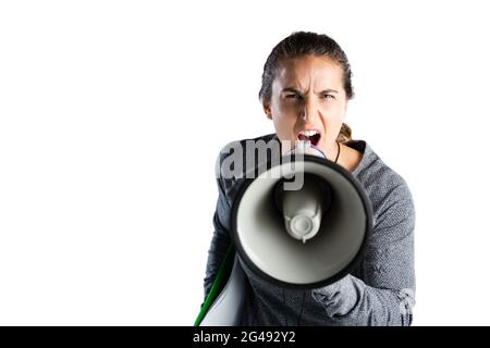 Ritratto della giovane allenatrice che annuncia sul megafono Foto Stock