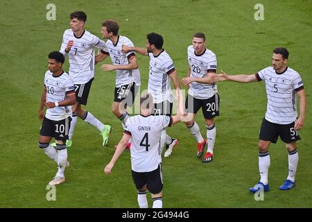 Goaljubel collettivo da sinistra: Serge GNABRY (GER), Kai HAVERTZ (GER), Thomas MUELLER (GER), Matthias GINTER (GER), Ilkay GUENDOGAN (GER), Robin GOSENS (GER), Mats HUMMELS (GER), giubilazione, gioia, entusiasmo, azione. Fase di gruppo, turno preliminare gruppo F, partita M24, Portogallo (por) - Germania (GER) 2-4 il 19 giugno 2021 a Muenchen/Fußball Arena (Allianz Arena). Football EM 2020 dal 06/11/2021 al 07/11/2021. Foto Stock