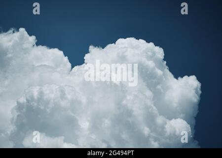 Formazione di nuvole bianche su cielo blu profondo Foto Stock