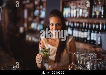 Ritratto di tenera da bar femminile con un bicchiere di cocktail Foto Stock