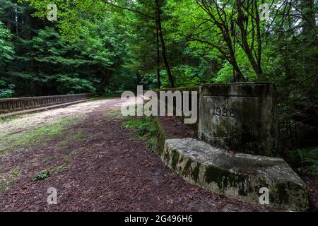 Ponte abbandonato sopra Jordan Creek su una sezione abbandonata del Viale dei Giganti vicino a Pepperwood lungo la Redwood Highway nella California settentrionale Foto Stock